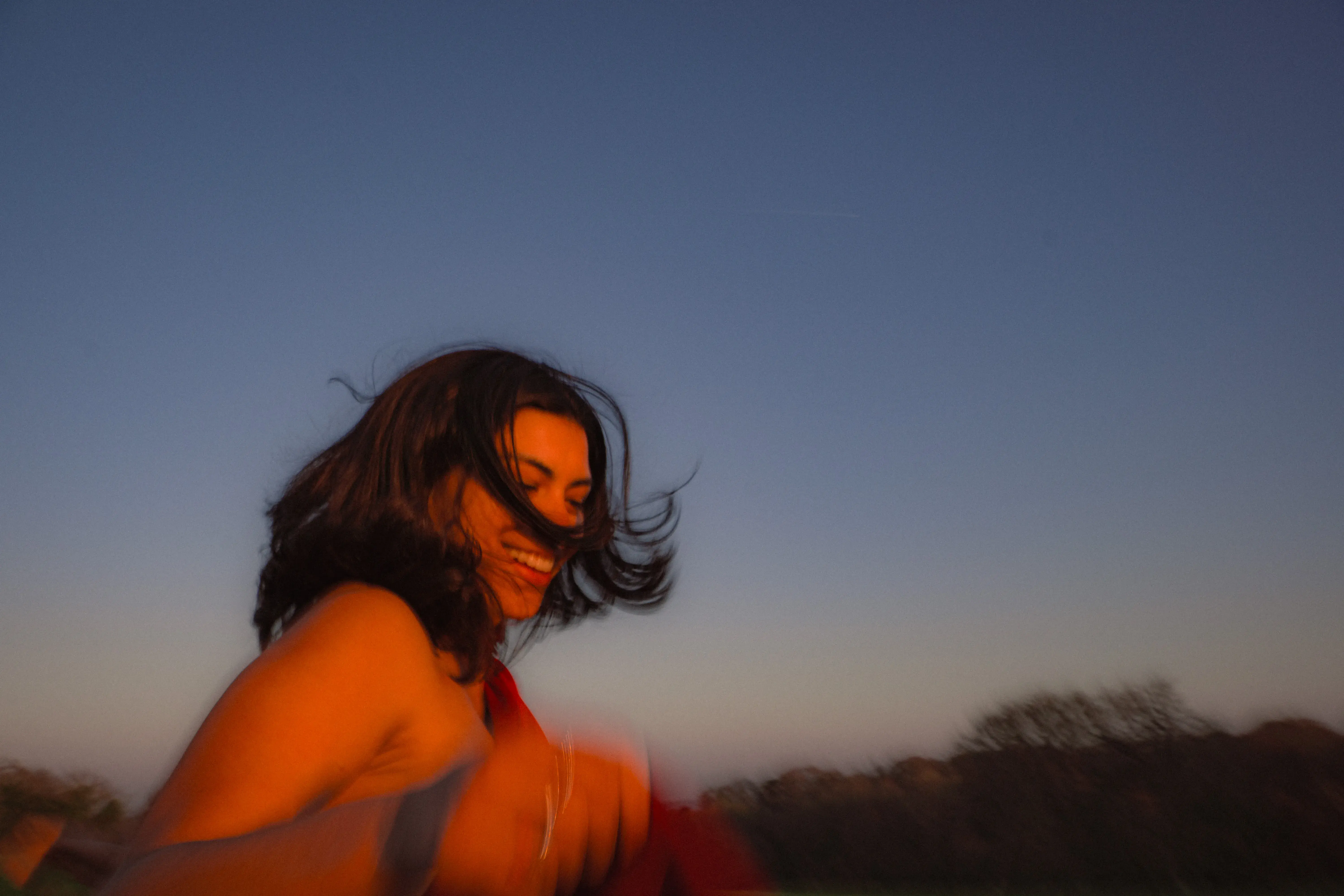 Jazmín, seated silhouette, diffused light