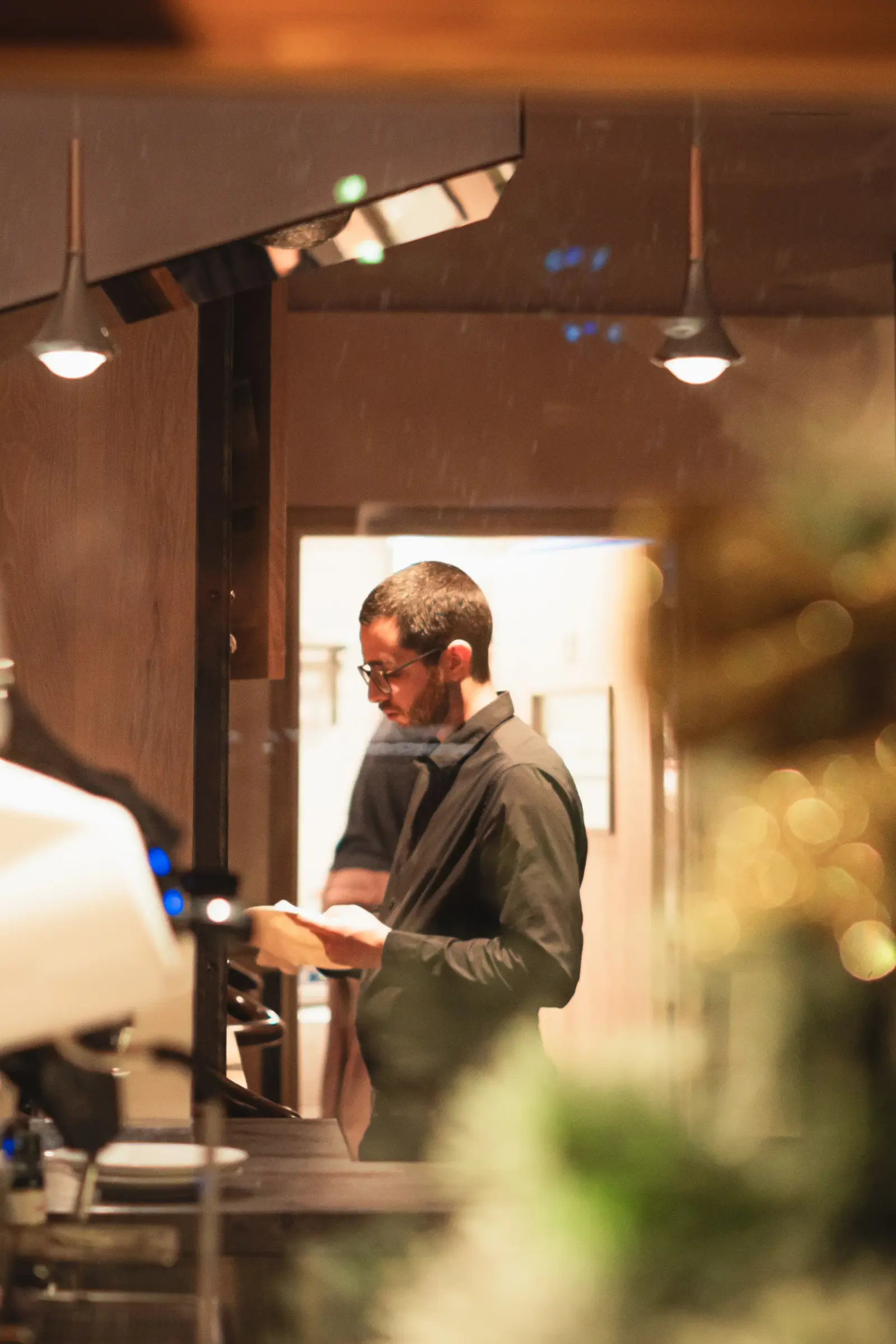 Le Marius, plat dressé sur table en bois
