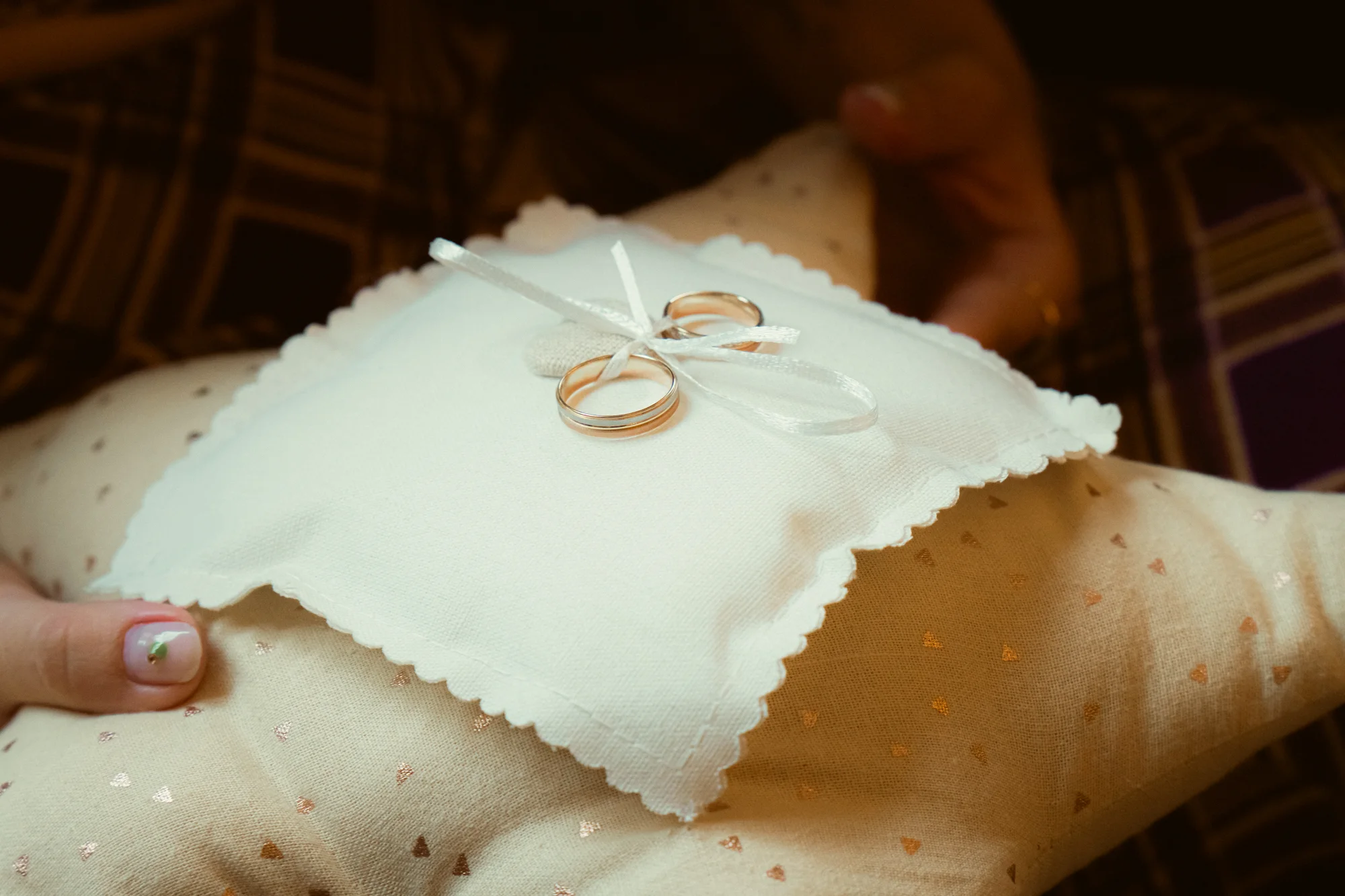 Alliances de mariage sur coussin blanc, détail cérémonie civile