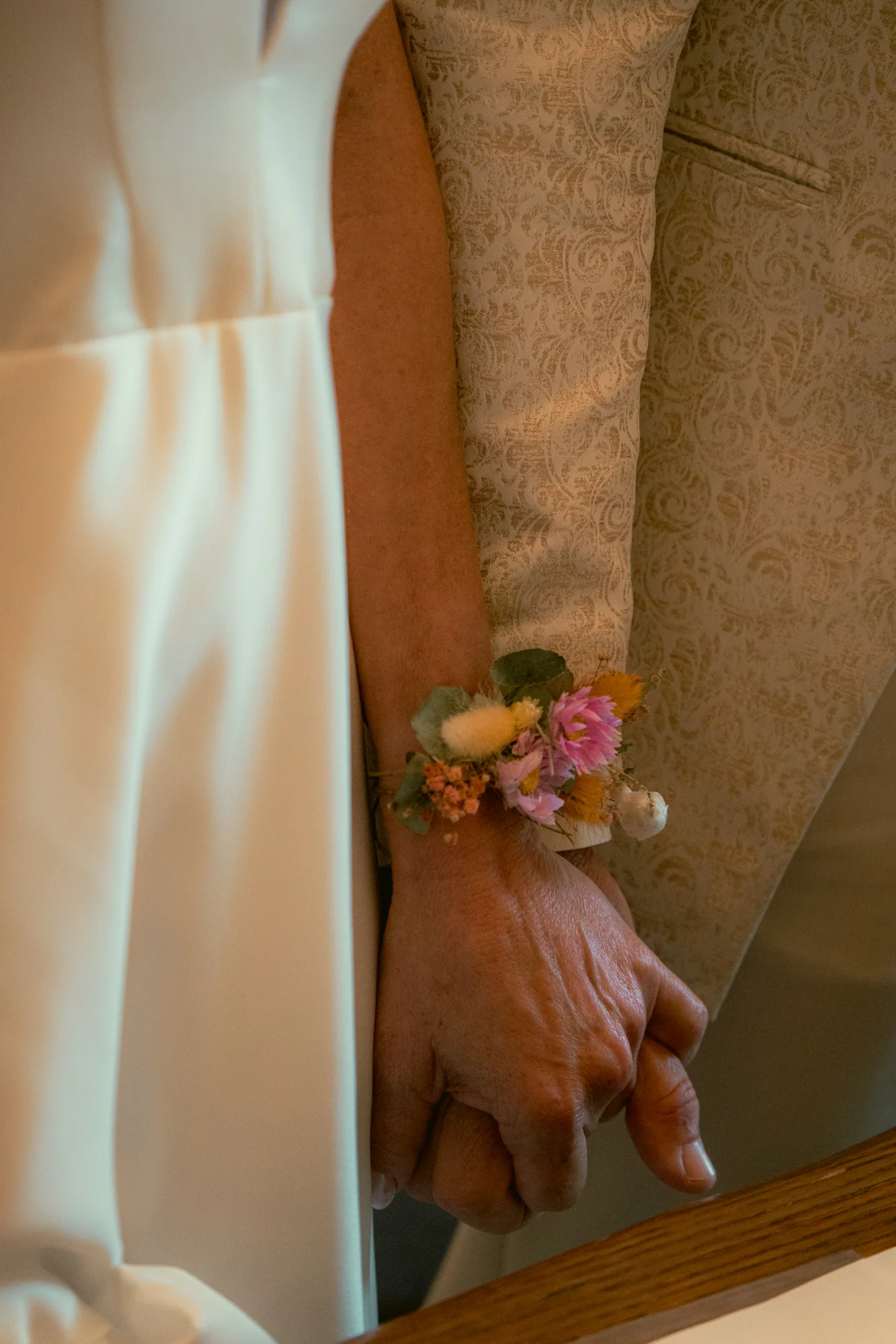 Bracelet de fleurs séchées colorées, détail tenue de mariée