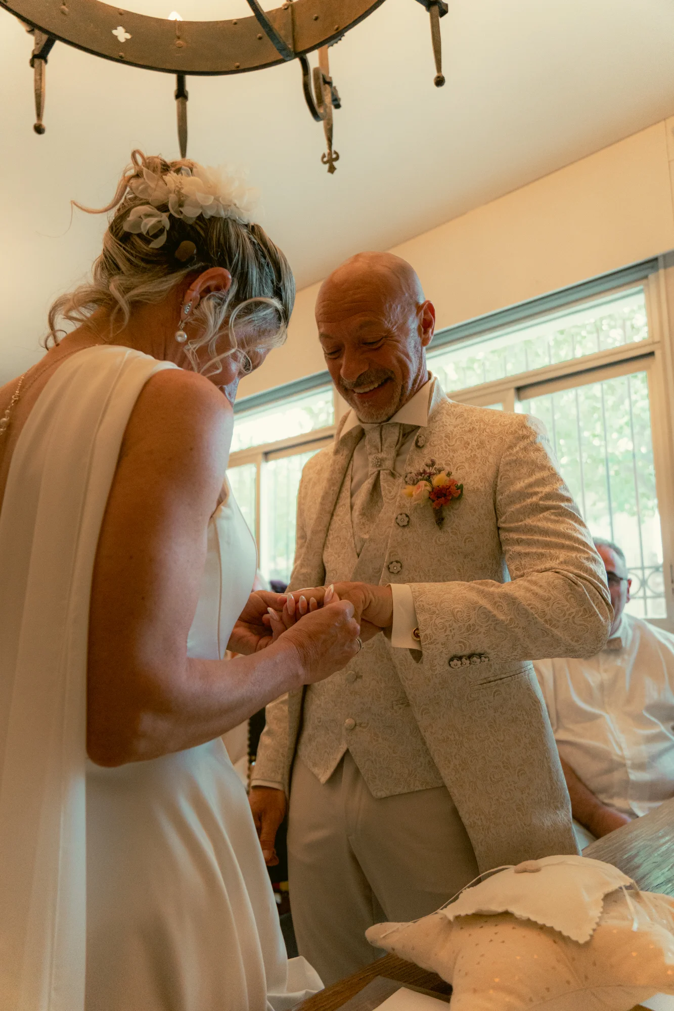 Échange des alliances, marié souriant, cérémonie de mariage