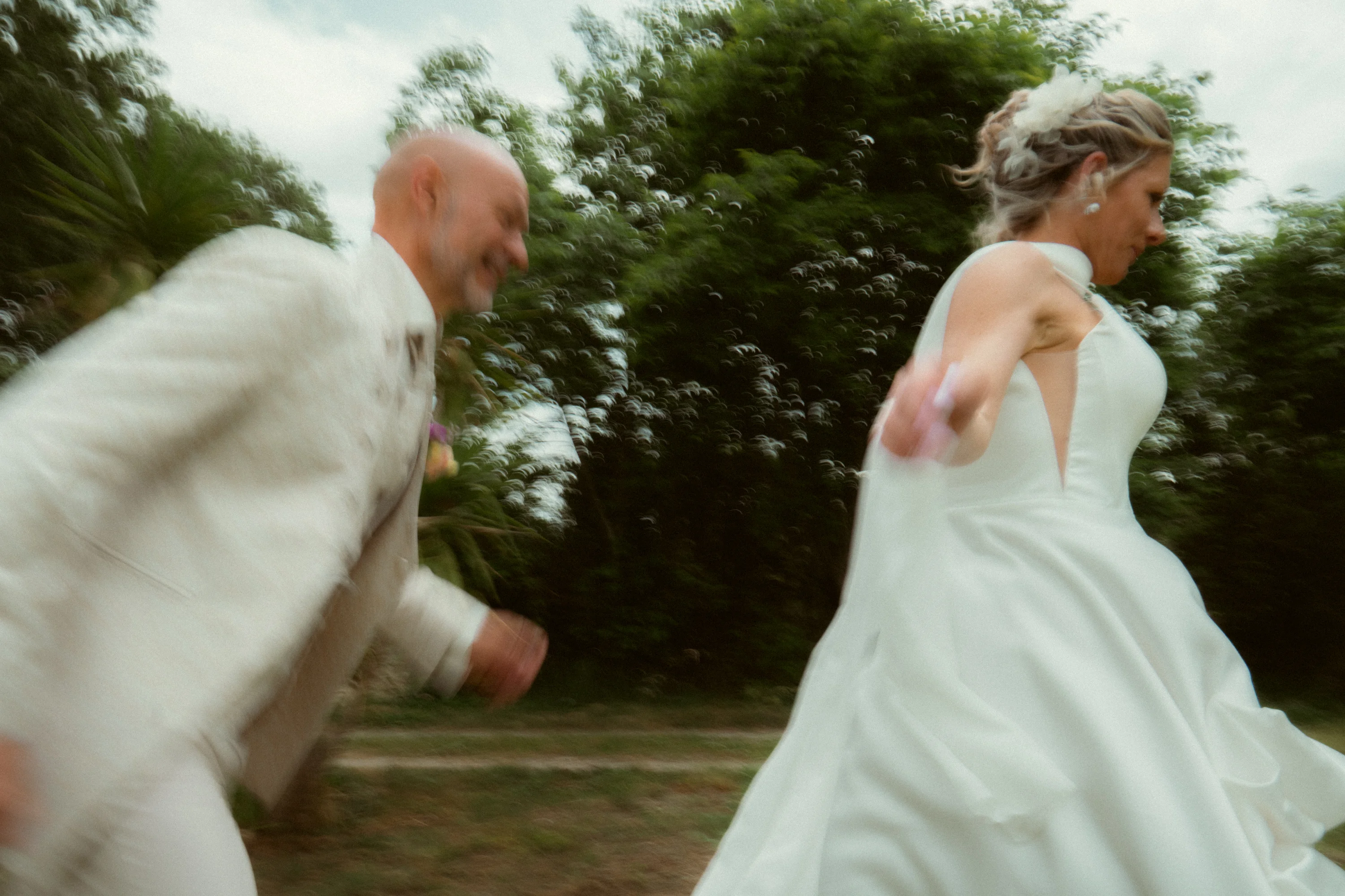 Mariés en mouvement, flou artistique, énergie et joie du mariage